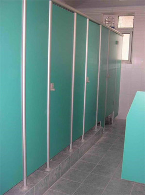四川地區(qū)衛(wèi)生間隔斷選購指南 材質(zhì)、防潮與區(qū)域考量